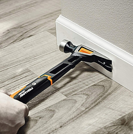 Универсальный Молоток - гвоздодер столярный Fiskars IsoCore (M) 16oz/13.5