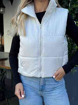 Жіноча утеплена жилетка на блискавці плащівка лак на синтепоні Молочний, 46 Одеса