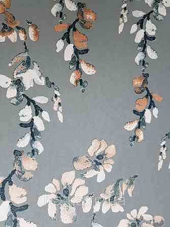 Шпалери флізелінові Khroma LAV601 LA VIE EN ROSE сірі гілки квіти різного кольору Київ