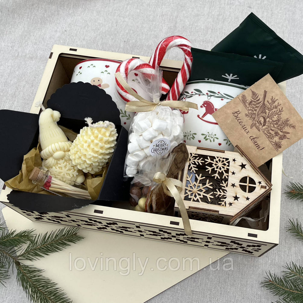 Новорічний подарунок для родини або пари у дерев’яній коробці зі свічками та чашками Ірпінь - фото 16