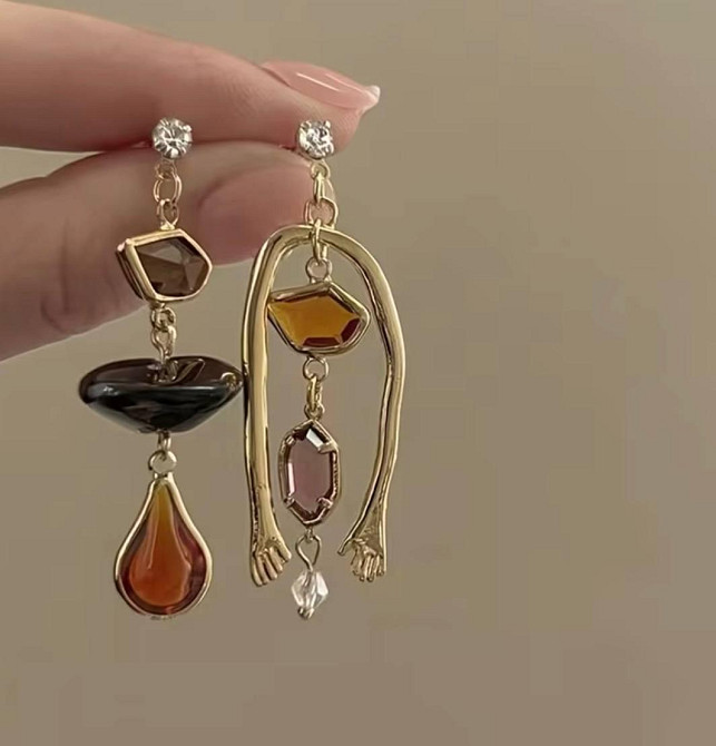Серьги асимметричные золотистые с кристаллами дизайнерские длинные Киев - изображение 2
