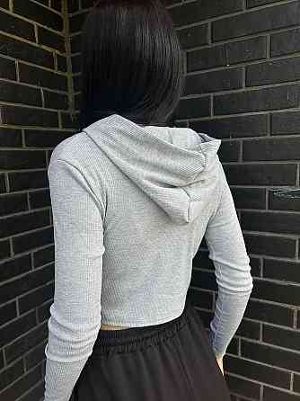 Женский укороченный топ с длинными рукавами и капюшоном на молнии рубчик Одесса