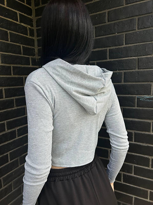 Жіночий укорочений топ із довгими рукавами та капюшоном на блискавці рубчик Одеса - фото 5