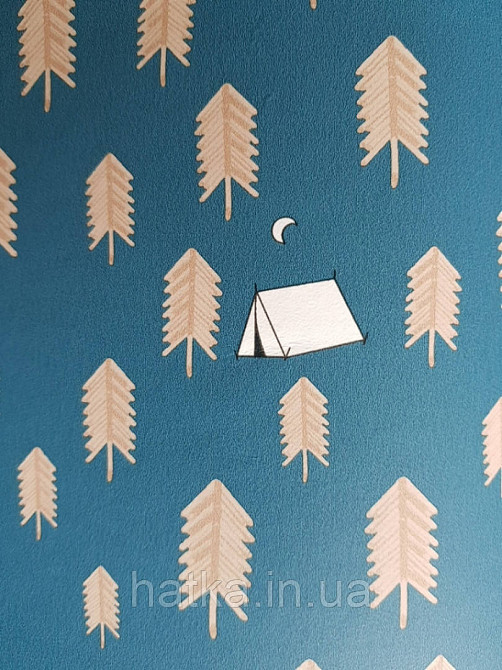 Обои флизелиновые детские  Caselio Our Planet деревья елки домики палатки коричневые на темно синем Киев - изображение 3