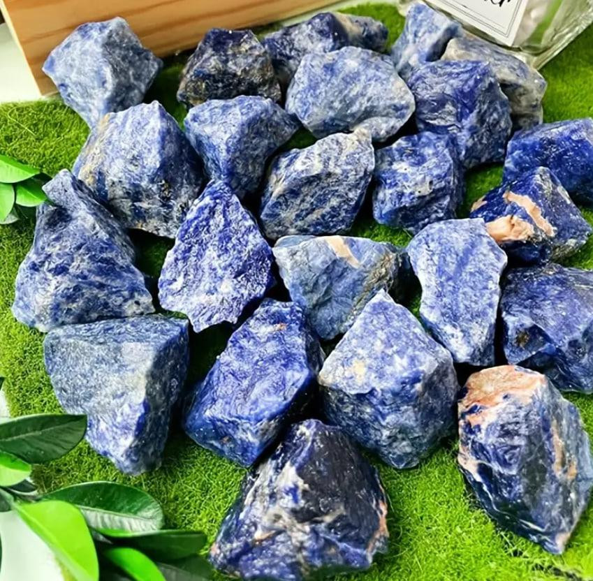 Натуральный кристалл голубого содалита, 3- 3.5 см. Необработанные кристаллы содали и 1шт. Киев - изображение 3