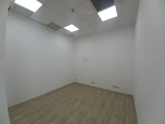 Офіси з гарним ремонтом, 6 поверх Самий центр міста (вул Шевченка) Зручне планування, просторі кімнати (див. план), свій туалет і комірки Дніпро