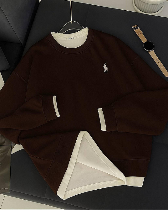 Жіночий стильний оверсайз світшот з лого та імітацією футболки двонитка Шоколад Одеса - фото 1