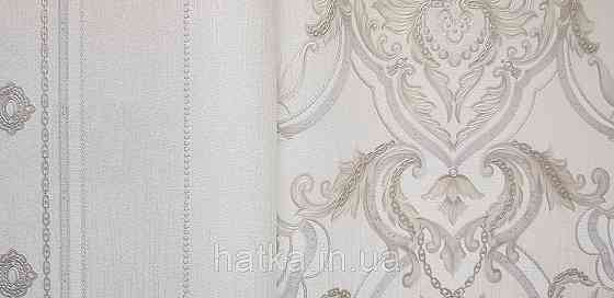 Шпалери вінілові на флізеліні AdaWall Seyyah 1.06х10вензелю завитки великі структурні срібло на біло молочному Київ