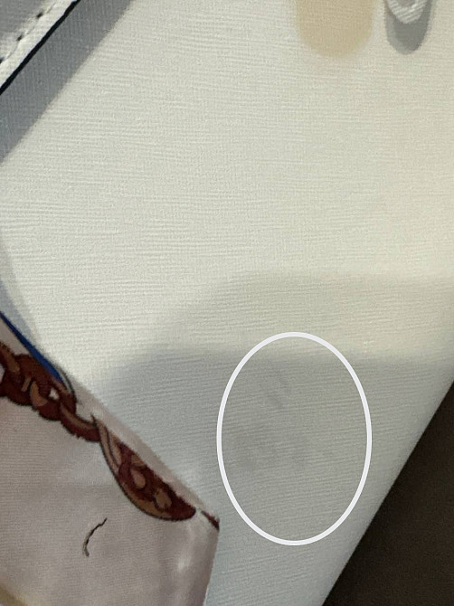 Сумочка з еко-шкіри через плече з кольоровим шарфом на ручці та брелоком (Білий) Вінниця - фото 4