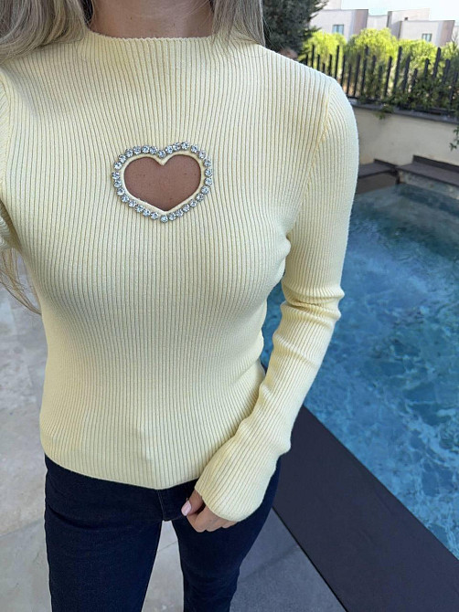 Жіночий базовий светр з оригінальною декорацією у формі сердечка + стрази машинне в'язання Жовтий Одеса - фото 3