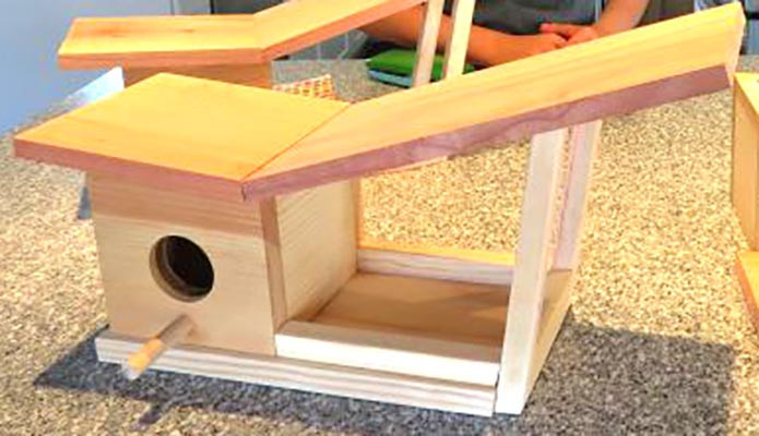 Кормушка со скворечником 