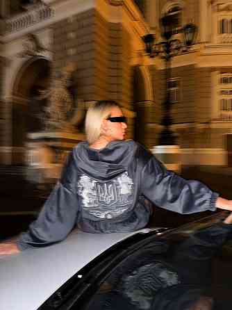 Жіночий трендовий повсякденний  велюровий костюм із вишитим гербом Одеса