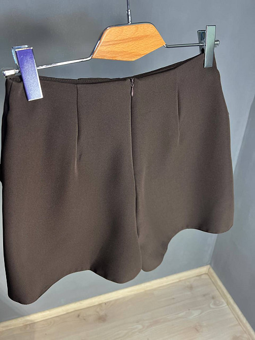 Шорти жіночі Ariadna 2426 короткі зі спідницею на запах попереду гудзики коричневі, коричневий, M Київ - фото 8