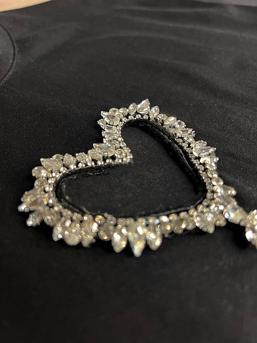 Футболка женская A-N 27009 оверсайз с вырезом в форме сердца с камнями, черный, one size Киев - изображение 3