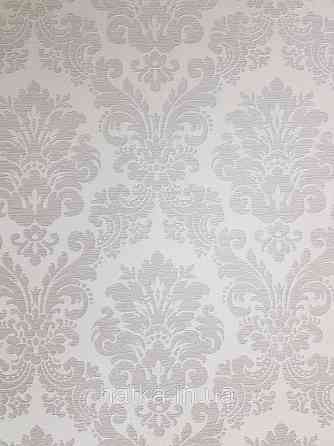 Шпалери вінілові на флізеліні Rasch Trianon Xlll 0.53х10 класика під текстиль вензель завитки срібло на білому Київ