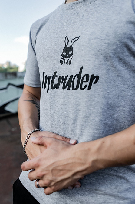 Чоловіча футболка Intruder Bunny бавовна c лого та написом класична однотонна Туреччина сіра Одеса - фото 5