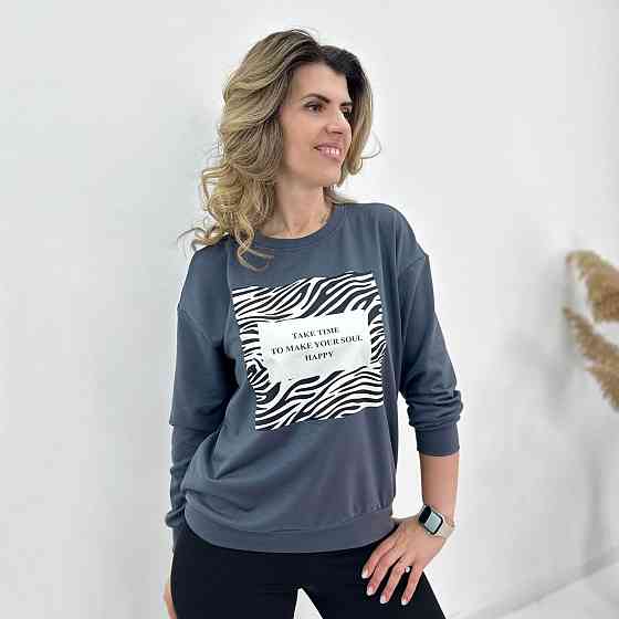 Женский свитшот с анималистичным принтом 