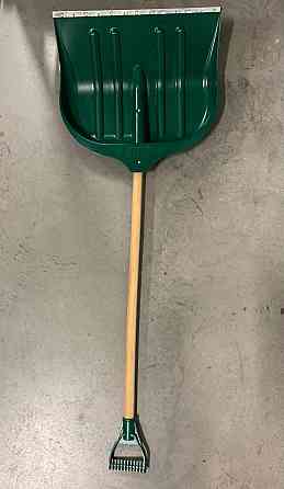 Лопата для уборки снега зеленая 500х400 мм с черинком 1100 мм Ровно