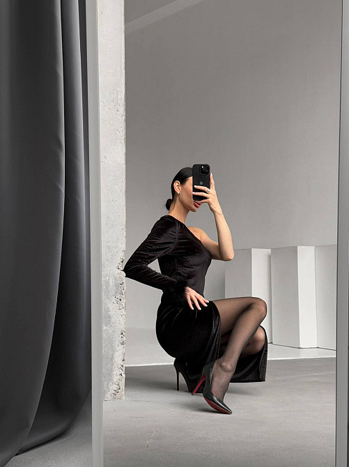 Женское элегантное платье на одно плечо с разрезом бархат 46/48 Одесса - изображение 8