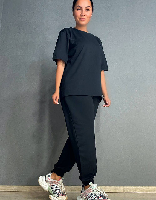 Костюм женский CAPPITONE 101213 футболка оверсайз и брюки джоггеры с надписью черный, черный, M Киев - изображение 4