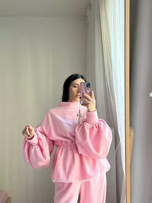 Женский костюм двойка: объемный свитшот с сборкой на талии и свободные брюки велюр Одесса - изображение 3