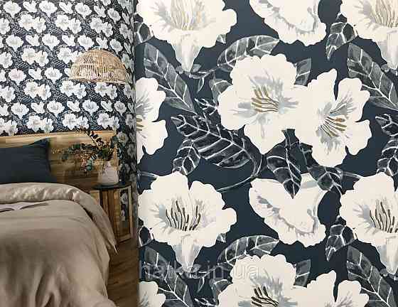 Шпалери вінілові на флізелін Caselio The Place to bed 0.53х10 м яскраві великі білі квіти на синьо сірому тлі Київ