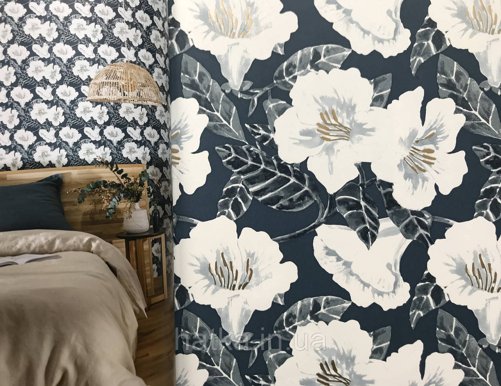 Шпалери вінілові на флізелін Caselio The Place to bed 0.53х10 м яскраві великі білі квіти на синьо сірому тлі Київ - фото 5
