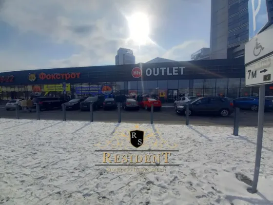 Приміщення в центрі міста. Червона лінія, окремий вхід, вікна на червону лінію. Гарний пішохідний і автомобільний трафік, по сусідству сильні якірні п Дніпро