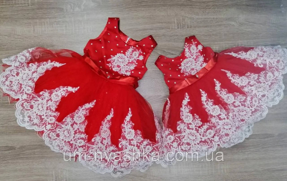 Очень красивое платье на 3-5 лет 