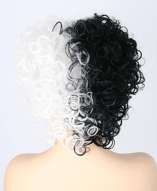 Коротка жіноча кучерява перука Круелла Де Віль Чорно-біла, термостійка, на Хелловін, косплей, корпоратив Topcosplay Київ - фото 3