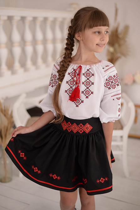 Светлана с рукавом 3/4 белого цвета с красным орнаментом. Сумы - изображение 1