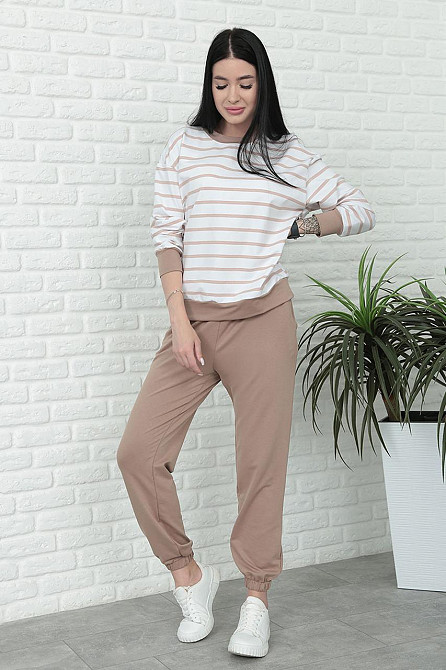 Демисезонный костюм в полоску 