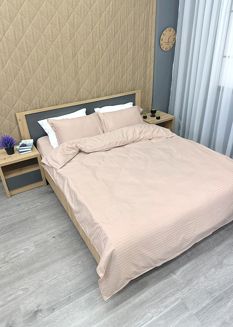 Комплект постільної білизни Страйп-сатин Сімейний з простирадлом на резинці 180х200х25, 2 підковдри 150х200, 2 наволочки 70х70 Пудровий (88-226) Київ - фото 4