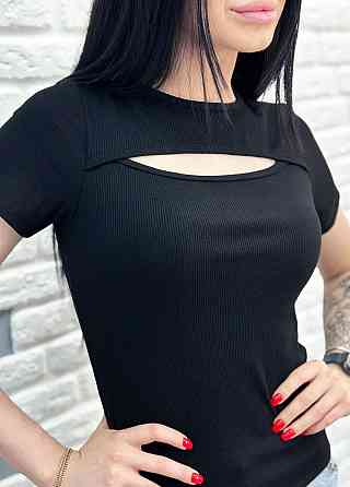 Футболка с вырезом 