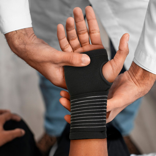 Фіксатор зап'ястя та долоні Gymtek розмір М чорний Київ - фото 2