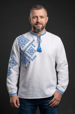 Стильна біла чоловіча вишиванка з асиметричним блакитним орнаментом Загравання 52 Київ