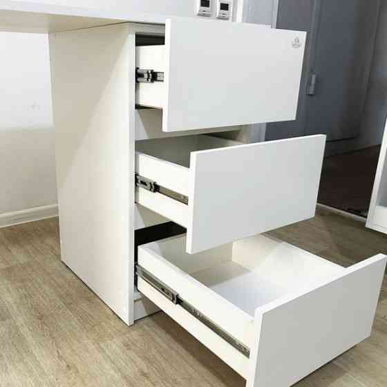 Маникюрный стол с двумя тумбами Киев