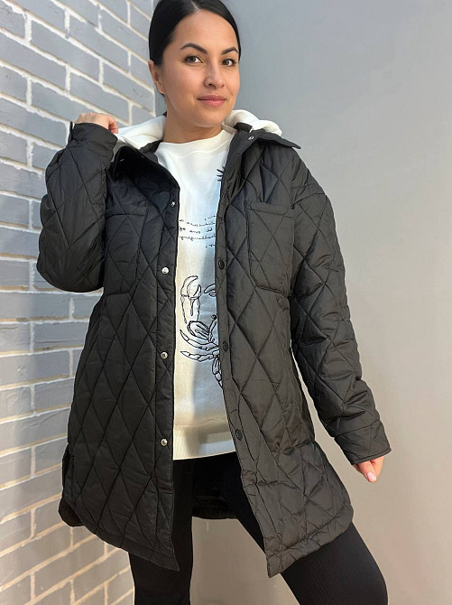 Куртка жіноча HAIZIYUAN 1870 довга сорочка накладені кишені на кнопках трикотажний капюшон чорна, чо Одеса - фото 4