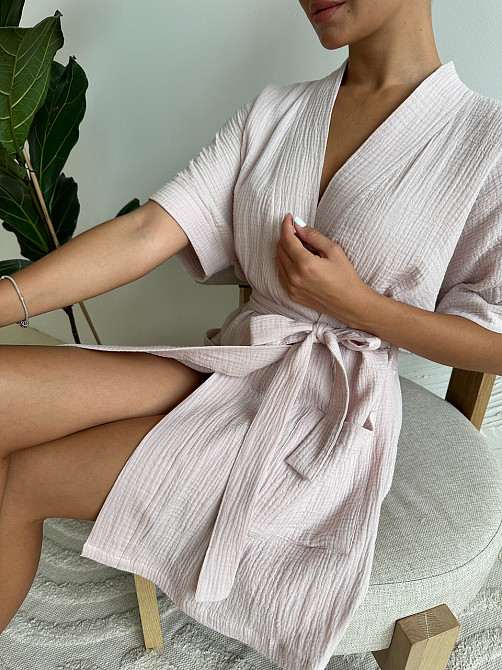 Халат жіночий літній бавовна з мусліну короткий COSY Hawaii з коротким рукавом на запах з кишенями пудровий Одеса - фото 4