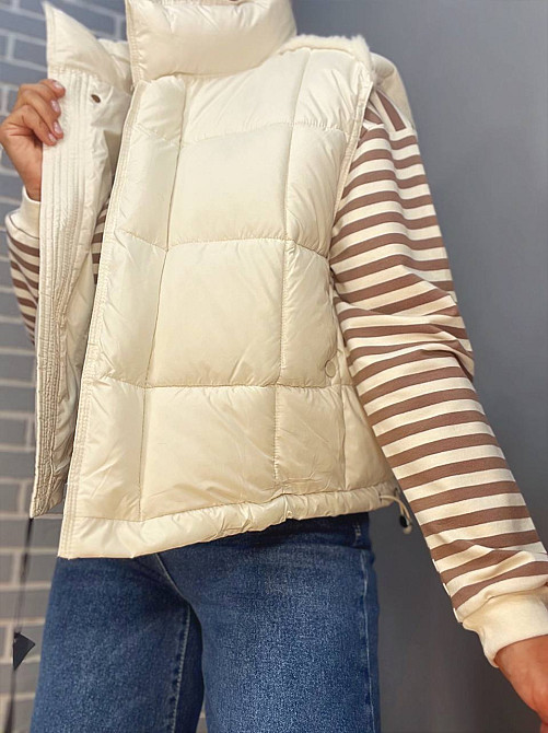 Жилетка женская Lady Yep 9039 стеганная короткая вставка из экокожи на спине молочная, молочний, 44 Киев - изображение 6