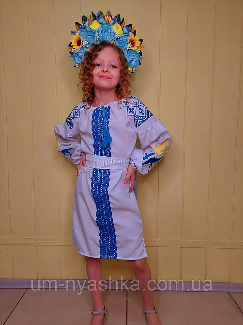 Детское вышитое платье с ласточками 