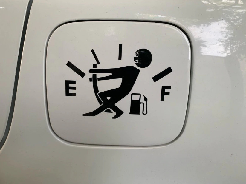 Наклейка на крышку бака авто Черная, Белая светоот Киев - изображение 8