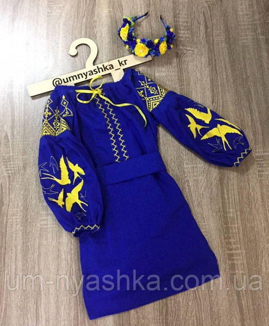 Детское вышитое платье с ласточками 