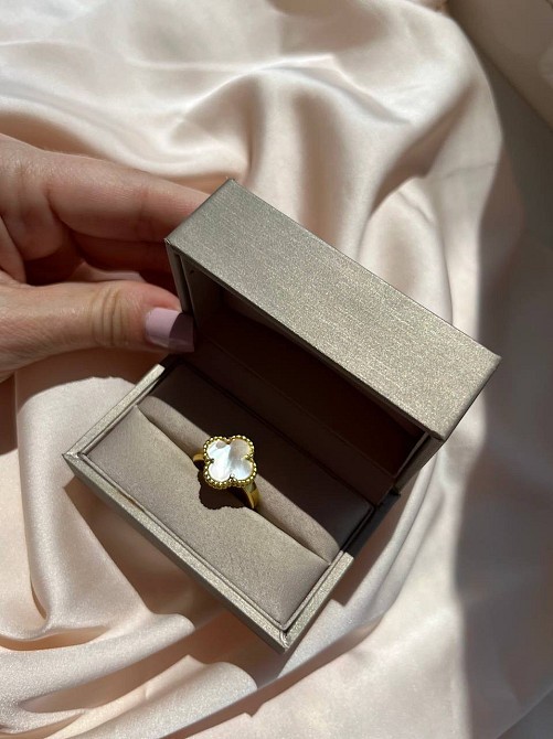 Van Cleef кольцо перламутр позолота 18 К / кольцо клевер белое в золоте Одесса - изображение 4