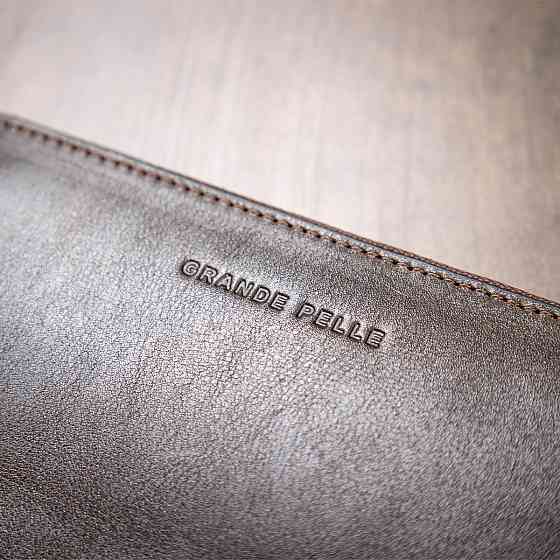 Кожаное женское глянцевое портмоне GRANDE PELLE 11466 Коричневый Киев