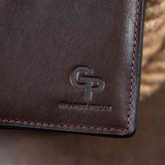 Вертикальне глянсове портмоне з накладною монетницьою GRANDE PELLE 11330 Шоколадне Київ