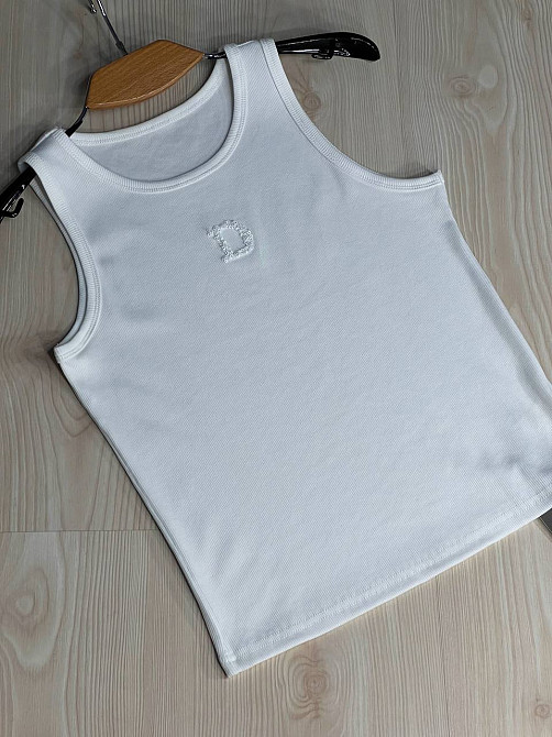 Майка женская A-N 27035 в рубчик с вышивкой буквы D пайетками, белый, one size Киев - изображение 9