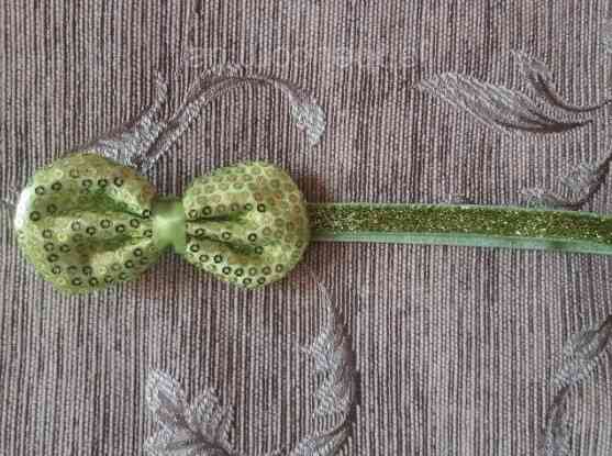 Дитяча салатова пов'язка з паєтками - бант 9*5 см, окружність 38-50см Київ