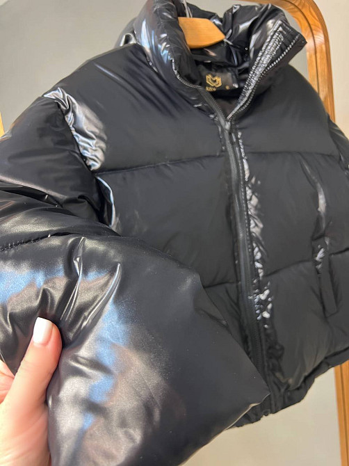 Куртка жіноча Lady Yep 9073 глянцева пуффер з кишенями без капюшона коротка чорна, чорний, 42 Київ - фото 13