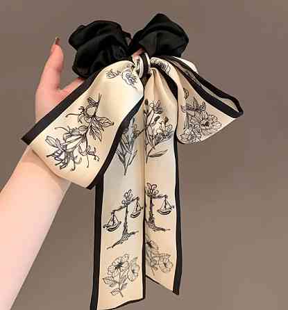 Французская резинка для волос с кремовой атласной лентой и черным цветочным орнаментом Киев